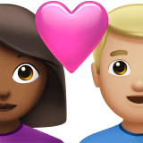 Закохана пара: жінка чоловік темний тон шкіри світлий тон шкіри для Apple iOS 18.4