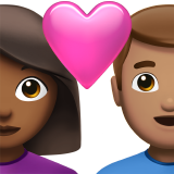 Закохана пара: жінка чоловік темний тон шкіри середній тон шкіри для Apple iOS 18.4