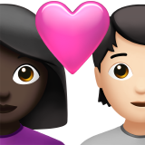 Пара с сердцем: Женщина, Человек, Темный тон кожи, Светлый тон кожи для Apple iOS 18.4