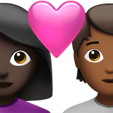 Пара з серцем: жінка, людина, темний тон шкіри, середньо-темний тон шкіри для Apple iOS 18.4