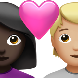 Пара з серцем: жінка, людина, темний тон шкіри, середньо-світлий тон шкіри для Apple iOS 18.4