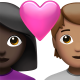 Пара з серцем: жінка, людина, темний тон шкіри, середній тон шкіри для Apple iOS 18.4