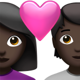 Пара с сердцем: женщина, человек, темный тон кожи для Apple iOS 18.4