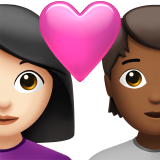 Пара з серцем: жінка, людина, світлий тон шкіри, середньо-темний тон шкіри для Apple iOS 18.4