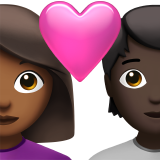 Пара с сердцем: Женщина, Человек, Средне-темный тон кожи, Темный тон кожи для Apple iOS 18.4
