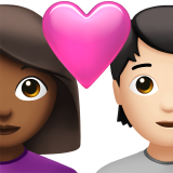 Пара з серцем: жінка, людина, середньо-темний тон шкіри, світлий тон шкіри для Apple iOS 18.4