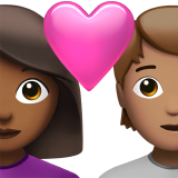 Пара з серцем: жінка, людина, середньо-темний тон шкіри, середній тон шкіри для Apple iOS 18.4