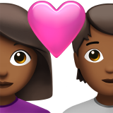 Пара з серцем: жінка, людина, середньо-темний тон шкіри для Apple iOS 18.4