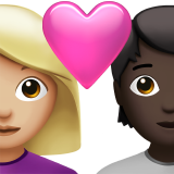 Пара з серцем: жінка, людина, середньо-світлий тон шкіри, темний тон шкіри для Apple iOS 18.4