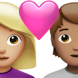 Пара з серцем: жінка, людина, середньо-світлий тон шкіри, середній тон шкіри для Apple iOS 18.4