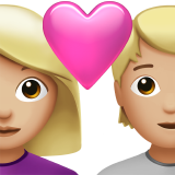 Пара с сердцем: женщина, человек, средне-светлый тон кожи для Apple iOS 18.4