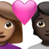 Пара з серцем: жінка, людина, середній тон шкіри, темний тон шкіри для Apple iOS 18.4