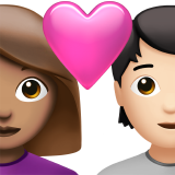 Пара з серцем: жінка, людина, середній тон шкіри, світлий тон шкіри для Apple iOS 18.4