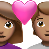 Пара з серцем: жінка, людина, середній тон шкіри для Apple iOS 18.4