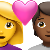 Пара з серцем: жінка, людина, без тону шкіри, середньо-темний тон шкіри для Apple iOS 18.4