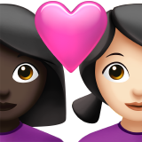 Закохана пара: жінка жінка дуже темний тон шкіри дуже світлий тон шкіри для Apple iOS 18.4