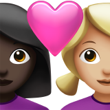 Закохана пара: жінка жінка дуже темний тон шкіри світлий тон шкіри для Apple iOS 18.4