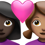 Закохана пара: жінка жінка дуже темний тон шкіри середній тон шкіри для Apple iOS 18.4