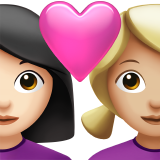 Влюбленная пара: женщина женщина очень светлый тон кожи светлый тон кожи для Apple iOS 18.4