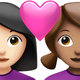 Закохана пара: жінка жінка дуже світлий тон шкіри середній тон шкіри для Apple iOS 18.4