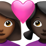 Закохана пара: жінка жінка темний тон шкіри дуже темний тон шкіри для Apple iOS 18.4