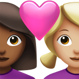 Влюбленная пара: женщина женщина темный тон кожи светлый тон кожи для Apple iOS 18.4