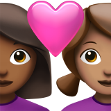 Закохана пара: жінка жінка темний тон шкіри середній тон шкіри для Apple iOS 18.4
