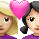 Влюбленная пара: женщина женщина светлый тон кожи очень светлый тон кожи для Apple iOS 18.4