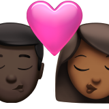 Поцелуй - Мужчина: Темный тон кожи, Женщина: Средне-темный тон кожи для Apple iOS 18.4