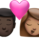 Поцілунок-чоловік: темний тон шкіри, жінка: середній тон шкіри для Apple iOS 18.4