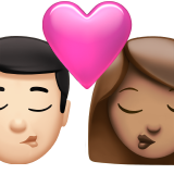 Поцілунок-чоловік: світлий тон шкіри, жінка: середній тон шкіри для Apple iOS 18.4