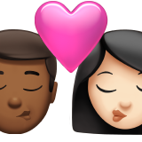Поцілунок-чоловік: середньо-темний тон шкіри, жінка: світлий тон шкіри для Apple iOS 18.4