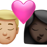 Поцілунок-чоловік: середньо-світлий тон шкіри, жінка: темний тон шкіри для Apple iOS 18.4