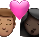 Поцілунок-чоловік: середній тон шкіри, жінка: темний тон шкіри для Apple iOS 18.4
