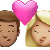 Поцілунок-чоловік: середній тон шкіри, жінка: середньо-світлий тон шкіри для Apple iOS 18.4