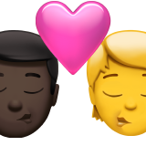 Поцілунок: чоловік, Людина, темний тон шкіри, без тону шкіри для Apple iOS 18.4
