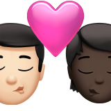 Поцілунок: чоловік, Людина, світлий тон шкіри, темний тон шкіри для Apple iOS 18.4