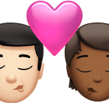 Поцілунок: чоловік, Людина, світлий тон шкіри, середньо-темний тон шкіри для Apple iOS 18.4