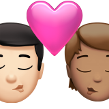 Поцілунок: чоловік, Людина, світлий тон шкіри, середній тон шкіри для Apple iOS 18.4