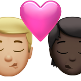 Поцілунок: чоловік, Людина, середньо-світлий тон шкіри, темний тон шкіри для Apple iOS 18.4