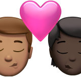 Поцілунок: чоловік, Людина, середній тон шкіри, темний тон шкіри для Apple iOS 18.4