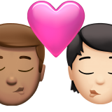 Поцілунок: чоловік, Людина, середній тон шкіри, світлий тон шкіри для Apple iOS 18.4