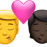 Поцілунок: чоловік, Людина, без тону шкіри, темний тон шкіри для Apple iOS 18.4