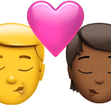 Поцілунок: чоловік, Людина, Без тону шкіри, середньо-темний тон шкіри для Apple iOS 18.4