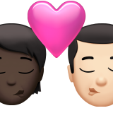 Поцілунок: людина, чоловік, темний тон шкіри, світлий тон шкіри для Apple iOS 18.4