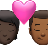 Поцілунок: людина, чоловік, темний тон шкіри, середньо-темний тон шкіри для Apple iOS 18.4