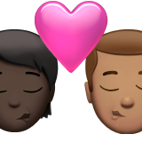 Поцілунок: людина, чоловік, темний тон шкіри, середній тон шкіри для Apple iOS 18.4