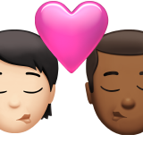 Поцілунок: людина, чоловік, світлий тон шкіри, середньо-темний тон шкіри для Apple iOS 18.4