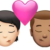 Поцілунок: людина, чоловік, світлий тон шкіри, середній тон шкіри для Apple iOS 18.4