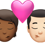 Поцілунок: людина, чоловік, середньо-темний тон шкіри, світлий тон шкіри для Apple iOS 18.4